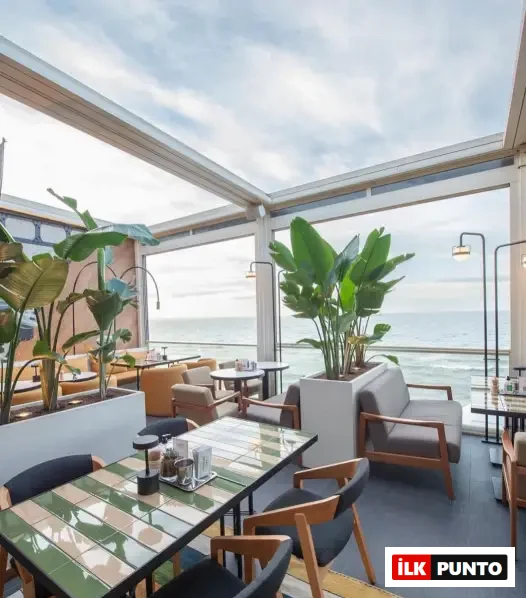 Deniz manzaralı geniş cam pencerelere sahip, modern ve ferah Vakkorama Cafe'nin iç mekânı, yeşil-bej karolu masaları, konforlu oturma grupları ve canlı bitkileriyle İstanbul'un en iyi çalışma mekânlarından biri olarak stil sahibi ve ilham veren bir alternatif sunuyor.