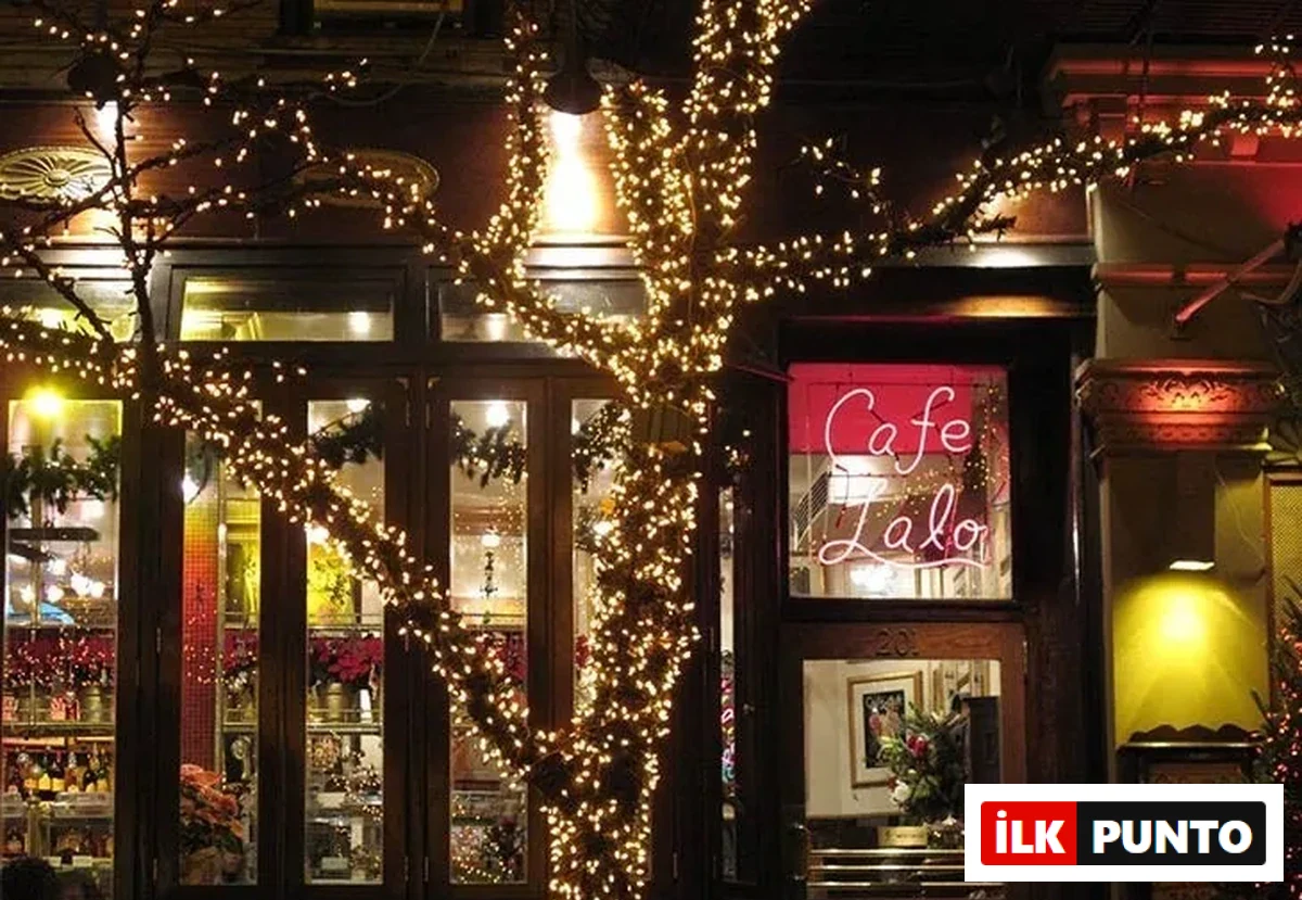 New York’taki ünlü film mekânlarından Café Lalo’nun dış cephesi, kış gecesinde ışıl ışıl parlayan ağaç süslemeleri, içindeki sıcak ambiyansı ve romantik neon tabelasıyla filmlerde geçen ünlü restoranlar listesine yakışan büyüleyici bir cazibeye sahip.