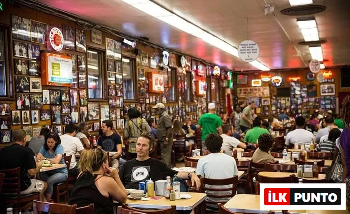 Kalabalık Katz’s Delicatessen’ın içi, duvarlarını süsleyen sayısız fotoğraf ve renkli neon tabelalarla dolu tarihi bir atmosfer sunarken, filmlerde geçen ünlü bu restoranda misafirler When Harry Met Sally sahnesini anımsatan masalarda keyifle yemek yiyor.