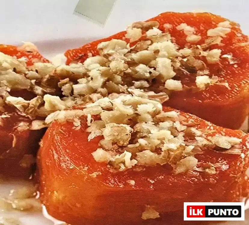 Parlak turuncu renkte, bol ceviz içi serpilmiş ve şerbetiyle parlayan üç dilim kabak tatlısı, Antalya mutfağının vazgeçilmez lezzetlerinden biri olarak şehirdeki en iyi restoranlarda deneyimlenebilecek geleneksel bir tatlıyı sunuyor.