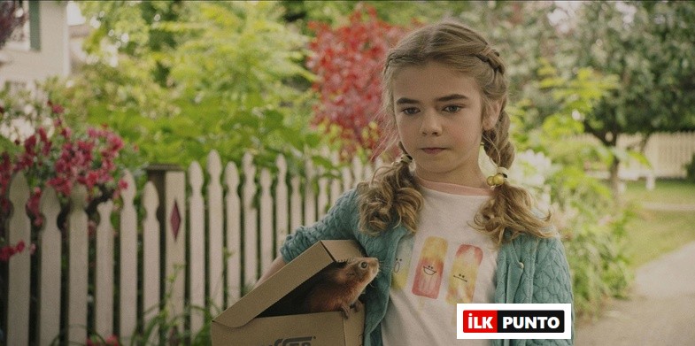 Flora ile Ulysses Film Konusu ve Oyuncuları