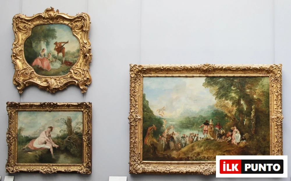 Müze duvarında sergilenen, altın yaldızlı barok çerçeveli üç tablo; pastoral sahneler ve mitolojik temalarla bezenmiş sanat eserleri.