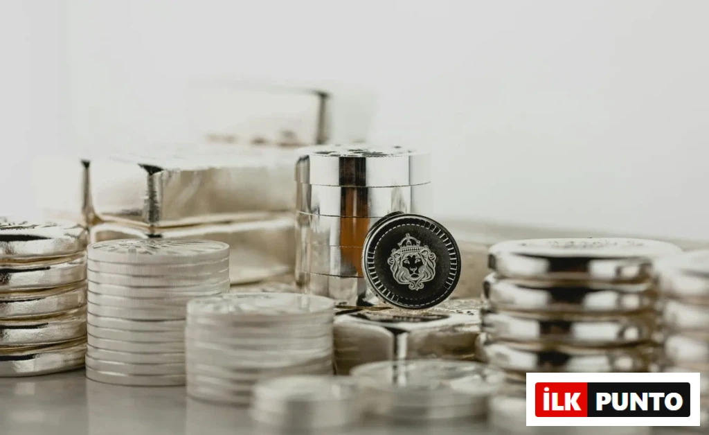 Parlak gümüş külçeler ve üst üste dizilmiş yatırım amaçlı gümüş sikkeler; değerli metal yatırımının somut hali.