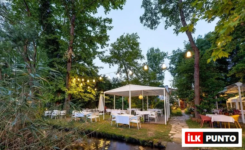 Beta Home Sapanca Anapa Restoran’ın doğa ile iç içe, nehir kenarında konumlanmış açık hava yemek alanı