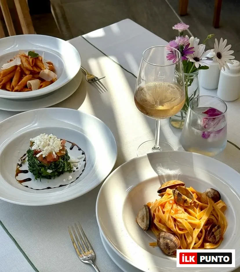 Ida Costa Assos restoranında şarap eşliğinde sunulan makarna, deniz ürünleri ve Ege otlarıyla hazırlanan zarif tabaklar