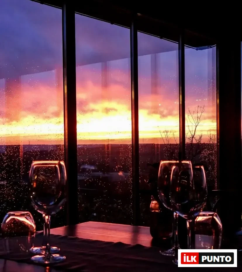 Bakucha Vineyard Hotel restoranında gün batımı manzarası ve şarap kadehleriyle romantik atmosfer