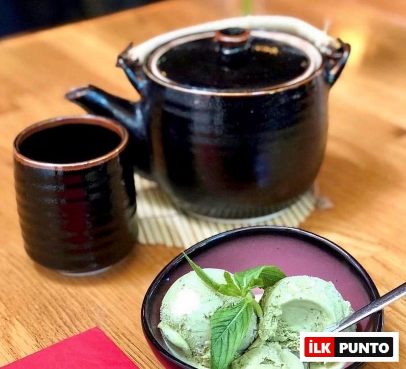 Akatlar'ın en gözde mekanlarından Miyabi Sushi&Japanese Grill'de sunulan, üzerinde nane yaprağı süslemeli üç top nefis yeşil çaylı dondurma ile yanında duran geleneksel koyu renkli seramik demlik ve kupanın ahşap masa üzerindeki iştah açıcı görünümü, Etiler ve Akatlar'ın en iyi lezzet duraklarını keşfetme arzusu uyandırıyor.
