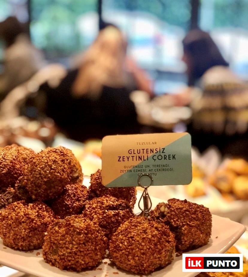 All Sports Bakery'de sunulan, üzerinde bolca susam bulunan ve glütensiz un, zeytin ezmesi, ay çekirdeği ile ceviz içeren bu zeytinli çörekler, Etiler ve Akatlar'ın sağlıklı ve gurme lezzet durakları arasında mutlaka denenmesi gereken bir seçenek olarak öne çıkıyor.
