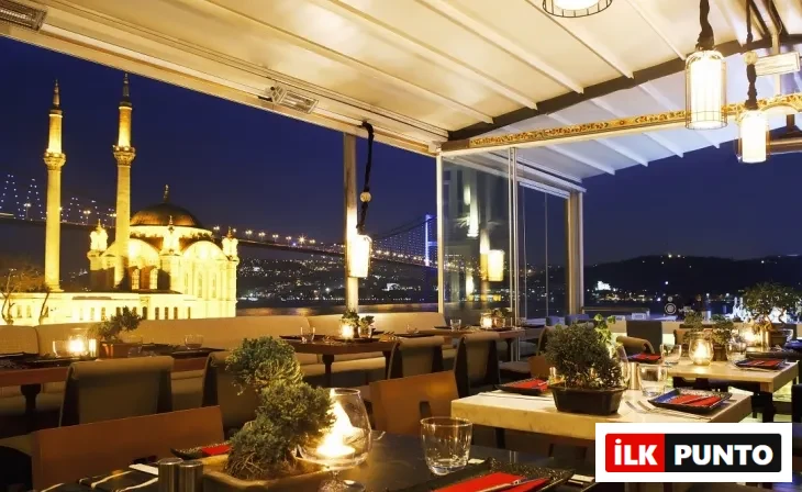 İstanbul Boğazı'nın ve Boğaziçi Köprüsü'nün göz alıcı ışıklarıyla Ortaköy Camii'nin muhteşem gece manzarasına sahip, şık bir teras restoranında özenle hazırlanmış masalar zarif bir yemek deneyimi vaat ediyor.