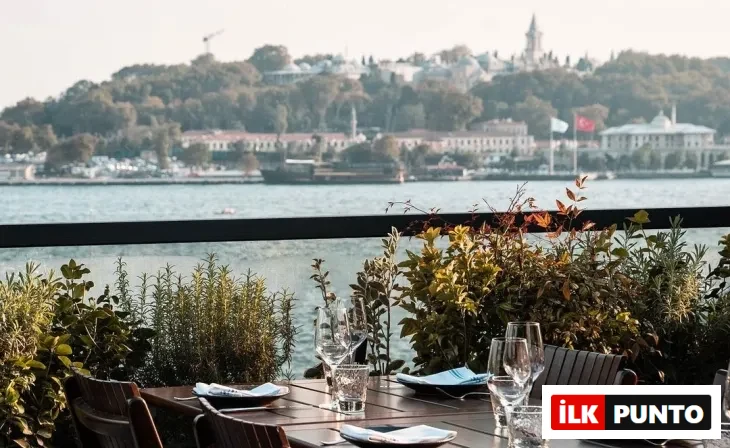 Karaköy’de Mürver, tarihi yarımada manzarası ve odun fırınında hazırlanan seçkin menüsüyle romantik bir gastronomi deneyimi sunuyor.