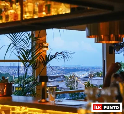 Madera İstanbul’un bar alanından Boğaz manzarası ve şık dekorasyonuyla romantik bir akşam yemeği deneyimi.
