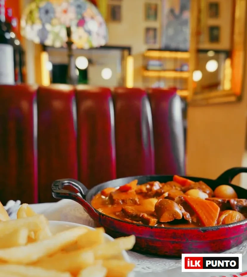 Neni Brasserie’de Fransız mutfağı dokunuşlarıyla hazırlanmış şık sunumlu tabak.