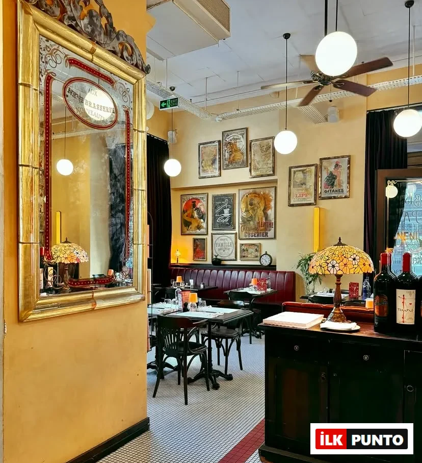 Caddebostan’da Neni Brasserie’nin nostaljik iç mekanı; caz müziği ve romantik ambiyans.
