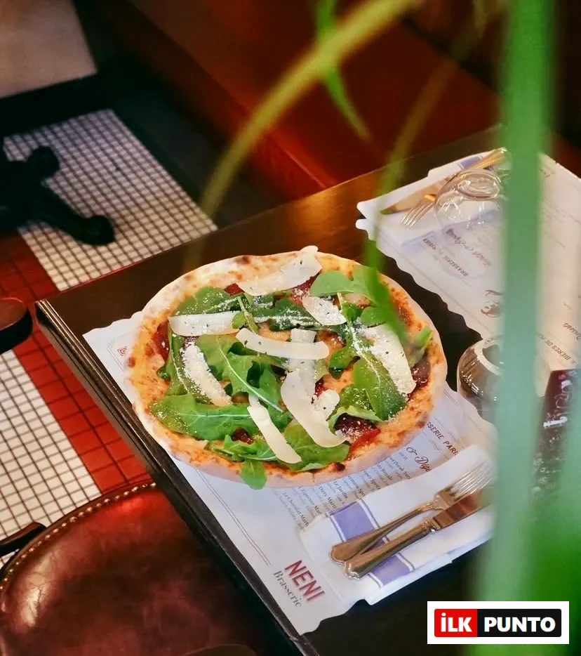 Mozzarella ve sebzeli pizza sunumu; Neni Brasserie’de romantik akşam yemeğine uygun lezzet.