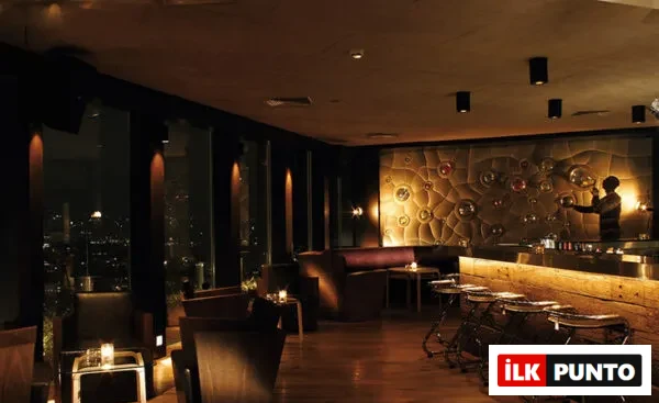 Mikla restoranın The Marmara Pera’daki terasından İstanbul manzarası; Yeni Anadolu Mutfağı eşliğinde romantik akşam yemeği.