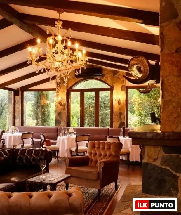 The Barn restoranın rustik ve sıcak atmosferi; Silivri’de romantik akşam yemekleri için huzurlu mekan.