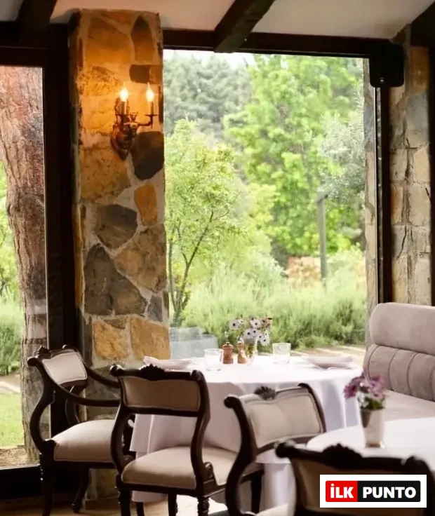 The Barn restoranın geniş pencereleri ve doğa manzarası; sürdürülebilir mutfak anlayışıyla romantik deneyim.