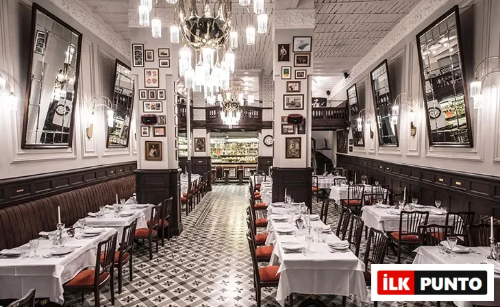 1924 İstanbul restoranın nostaljik iç mekanı; Beyoğlu’nda Rus mutfağı ve romantik akşam yemeği deneyimi.