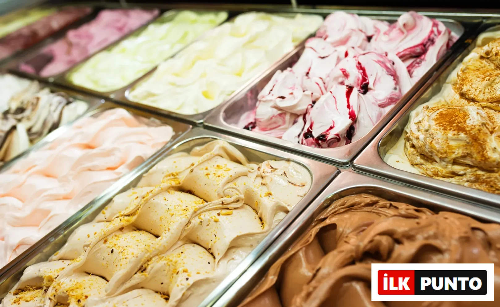 Metal kaplarda sıralanmış, farklı renk ve dokularda, bazıları meyve soslu, bazısı fındık veya baharat serpilmiş çikolatalı ve karamelli gibi birçok dondurma ve gelato çeşidi, bu iki tatlı arasındaki zengin çeşitliliği gözler önüne seriyor.