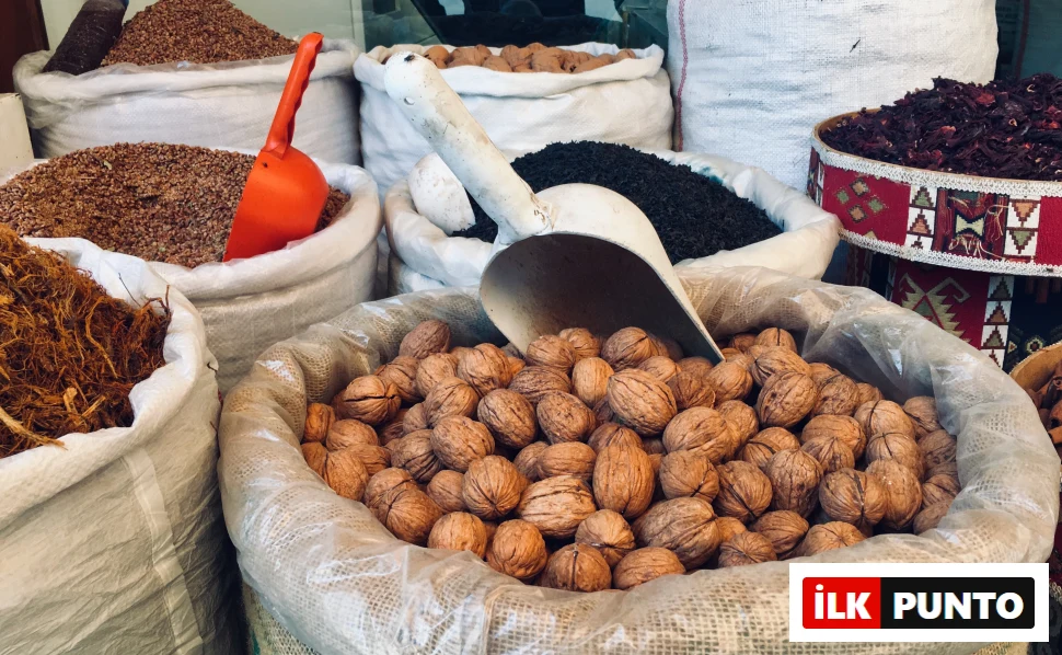 İstanbul sokaklarında çuvallarda satılan kabuklu taze cevizler ve baharatlarla dolu pazar tezgâhı