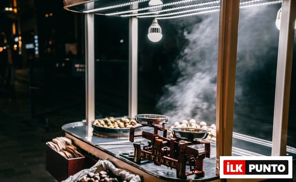 İstanbul sokaklarında közde pişirilen kestane kebap tezgâhı, dumanı tüten sıcak kestaneler