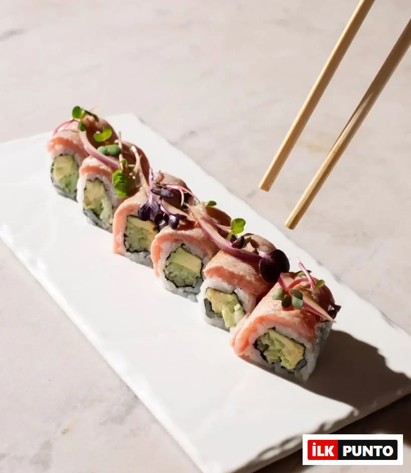 Wu Bomonti’de servis edilen Jagu Roll sushi tabağı – Uzak Doğu mutfağının taze ve estetik sunumu, Bomontiada atmosferinde.