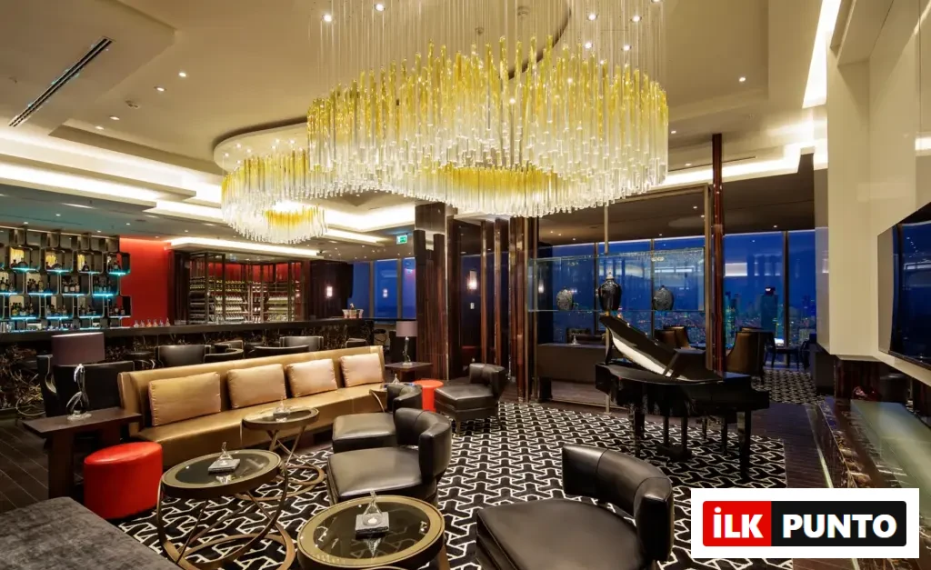 Hilton İstanbul Bomonti Hotel’in 34. katındaki Cloud 34 restoranında panoramik İstanbul manzarası, Japon mutfağı lezzetleri ve canlı müzik atmosferi.