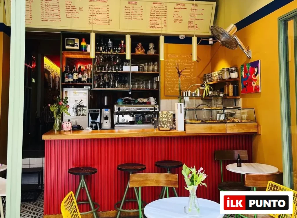Kozmos Bomonti’nin renkli iç mekânı – antika detaylar, sıcak atmosfer ve retro dekorasyonlu kahve barı.