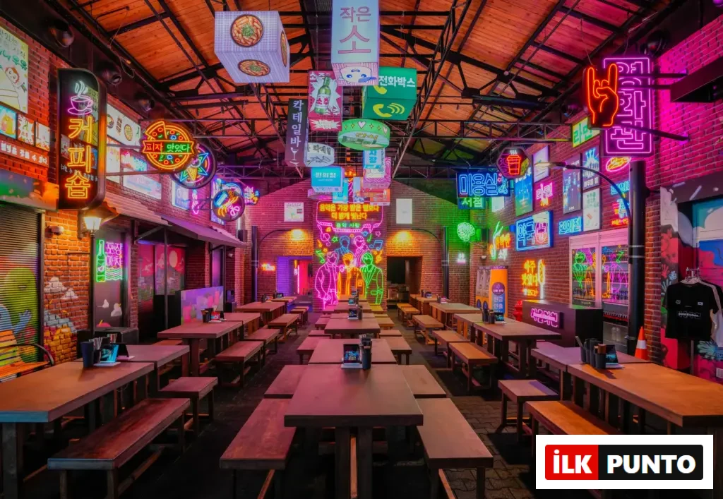 Yapı Kredi Bomontiada’daki Seoul Kitchen restoranında Kore mutfağı lezzetleri, neon dekor ve modern atmosfer.