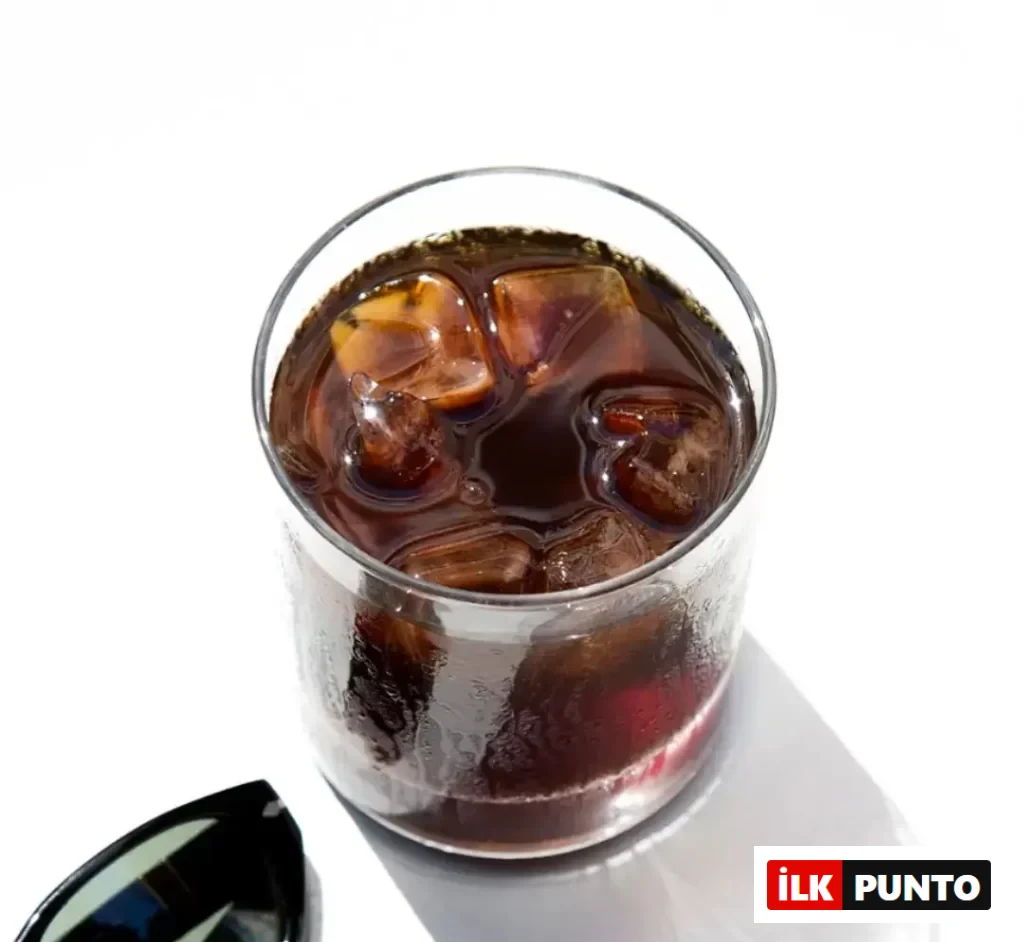 Montag Coffee Roasters Bomonti’nin özel cold brew kahvesi – ferahlatıcı ve minimal sunum.