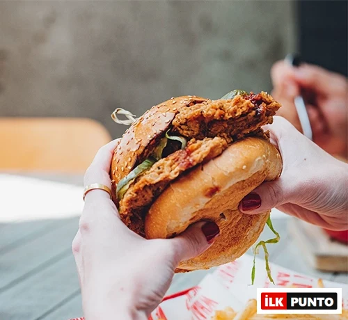 The Populist Bomonti’de el yapımı burger ve patates kızartması – craft bira ile keyifli bir akşam için ideal lezzet.