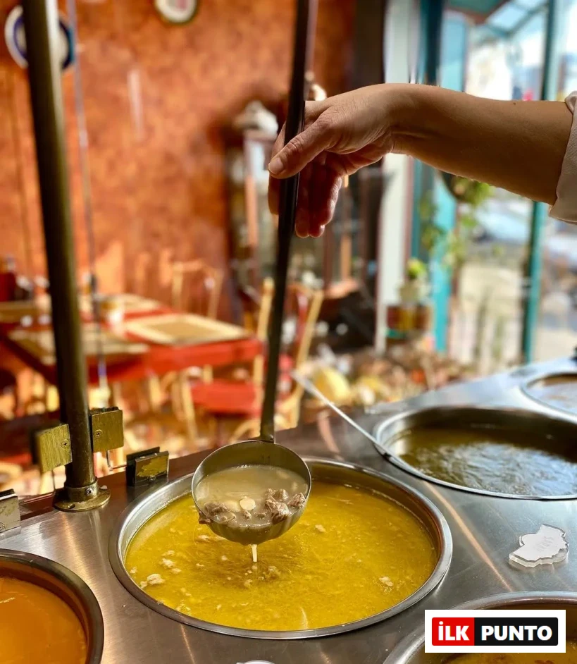 Kadıköy Fül Fül Çorba’da sunulan Şaheser çorbası; kemik suyu ve et parçalarıyla hazırlanan yoğun aromalı özel tarif.