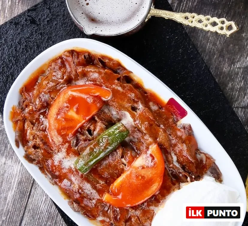Dönerci Celal Usta iskender porsiyon – yoğurt, tereyağı ve domates sosuyla servis edilmiş İstanbul döneri