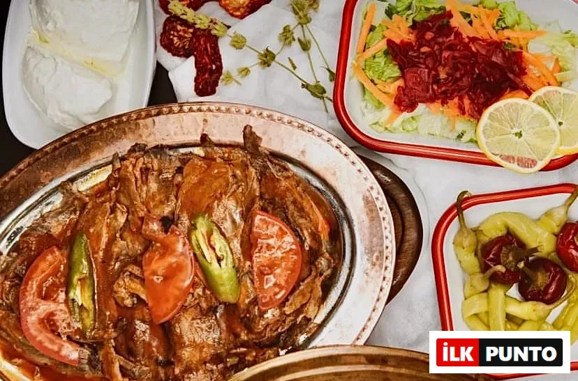 Metet Döner – közde pişmiş döner tabağı, domates, biber, salata ve yoğurt eşliğinde