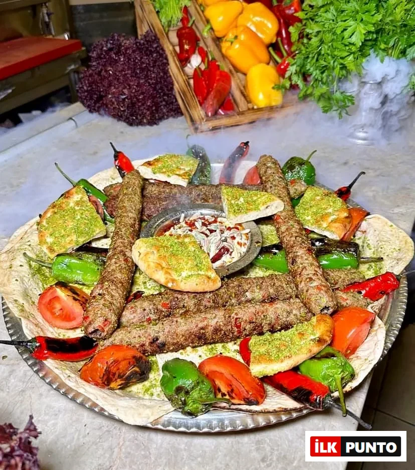 Ağababa Döner – odun ateşinde pişmiş kebap ve döner tabağı, közlenmiş sebzeler ve lavaş ile servis