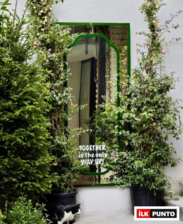 Vertical Caddebostan ; listening room konseptli mekânın yeşilliklerle çevrili girişi.