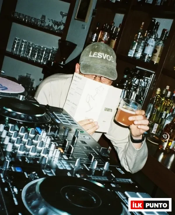 Tavern Cihangir listening room ; DJ kabini ve plak odaklı müzik deneyimi.