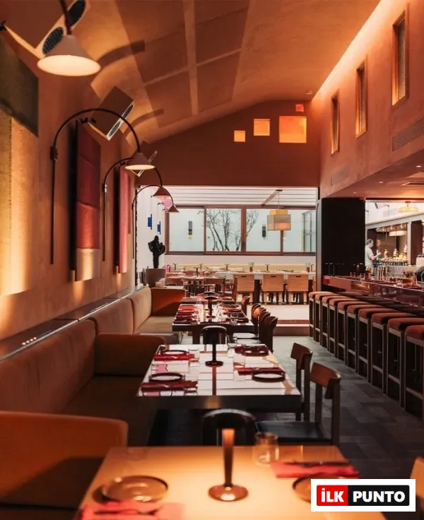 Mezkla Etiler listening room ; modern restoran atmosferi ve müzik odaklı üst kat alanı.