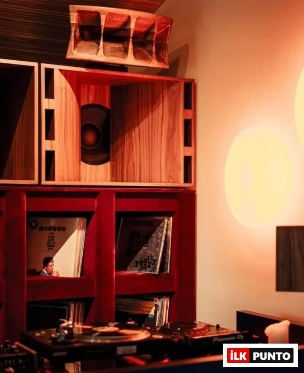 Mezkla Etiler listening room ; plak çalarlı hi-fi müzik odası ve özel tasarım hoparlörler.