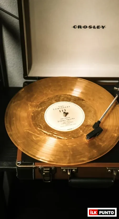 Altın plaklı Crosley pikap ; İstanbul’un en iyi listening room mekânlarını temsil eden hi-fi dinleme deneyimi.