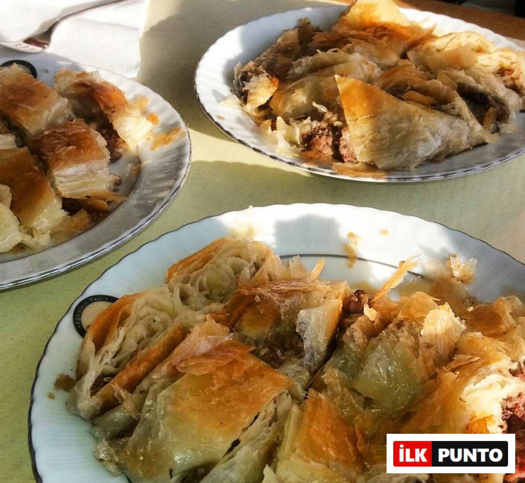 Tarihi Sarıyer Börekçisi kıymalı börek