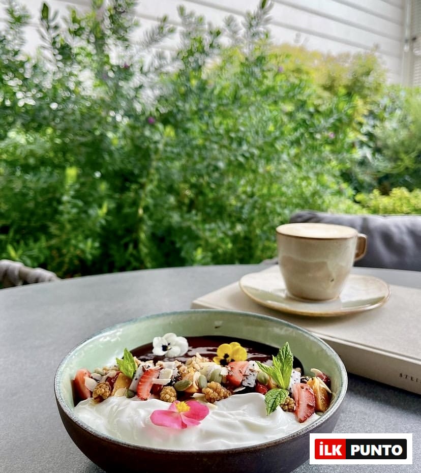 Six Senses Kocataş Mansions İstanbul’da doğa manzaralı çay saati – kahve fincanı, meyveli tatlı kase ve huzurlu bahçe atmosferi