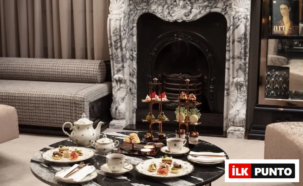 Sanasaryan Han The Library salonunda şömine önünde servis edilen zarif Afternoon Tea sunumu, tarihi atmosferde beş çayı keyfi