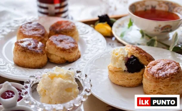 Reçel ve kaymakla servis edilen geleneksel İngiliz scone’ları – beş çayının vazgeçilmez lezzeti