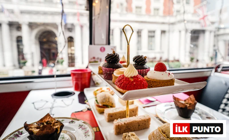 Londra’da üç katlı afternoon tea standı üzerinde mini sandviçler, cupcakeler ve tatlılar – geleneksel İngiliz beş çayı sunumu