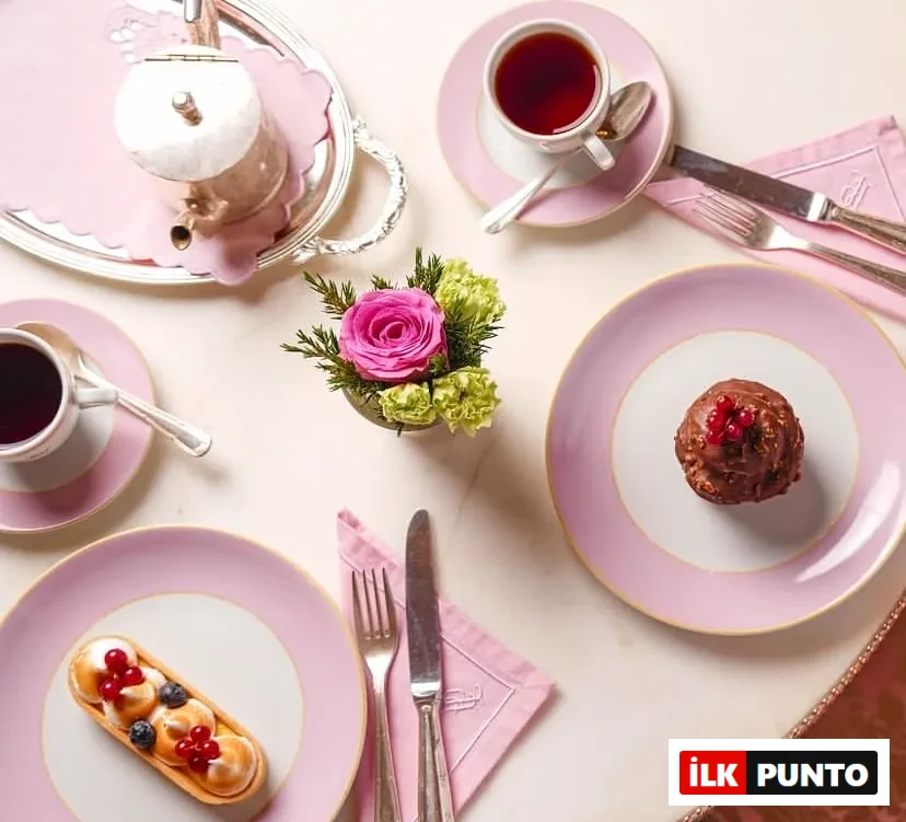 Pera Palas’ta pembe porselen tabaklarda servis edilen beş çayı – çay fincanı, tatlı tabakları ve gül detaylı masa düzeni