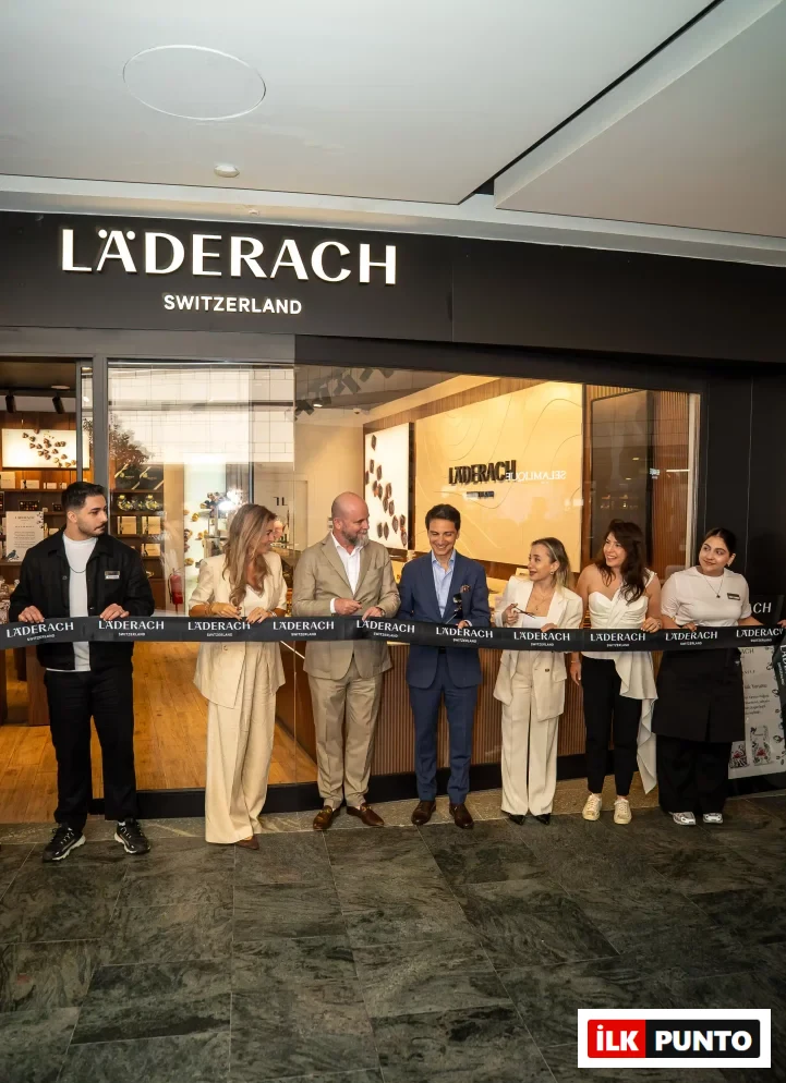 Läderach Switzerland mağazasının açılış töreninde, iyi çikolatanın kakao ve zanaatla buluştuğu bu markanın küresel genişlemesini temsil eden bir grup çalışan ve yöneticinin kurdele kestiği an görülüyor.