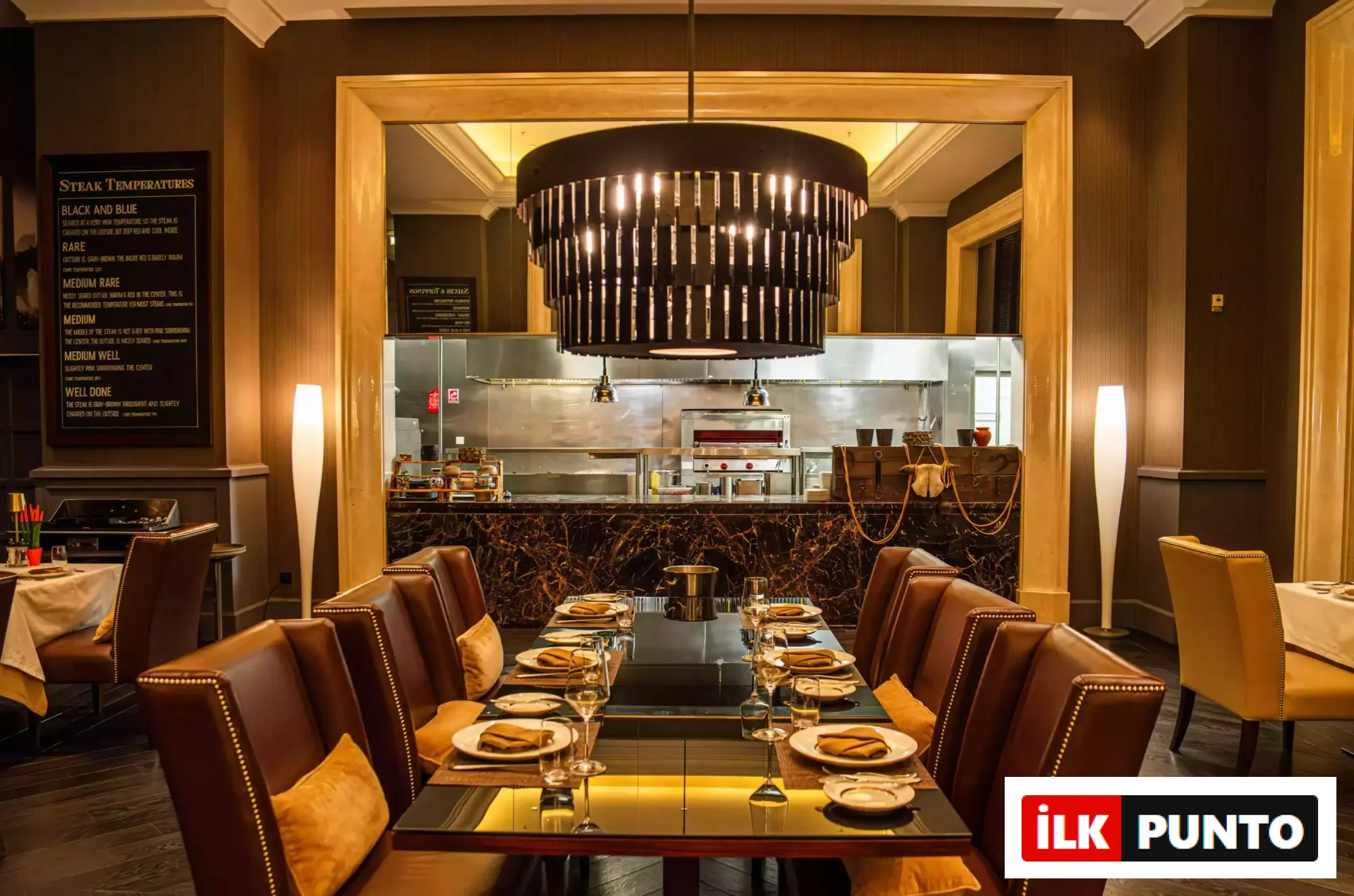 Açık mutfak konseptli JW Steakhouse yemek alanı
