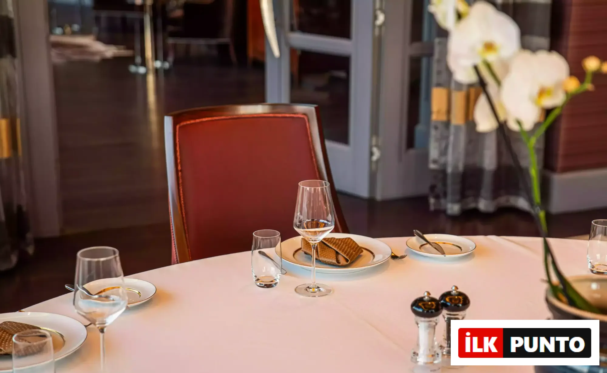 JW Steakhouse’ta beyaz örtülü masa düzeni ve servis detayları