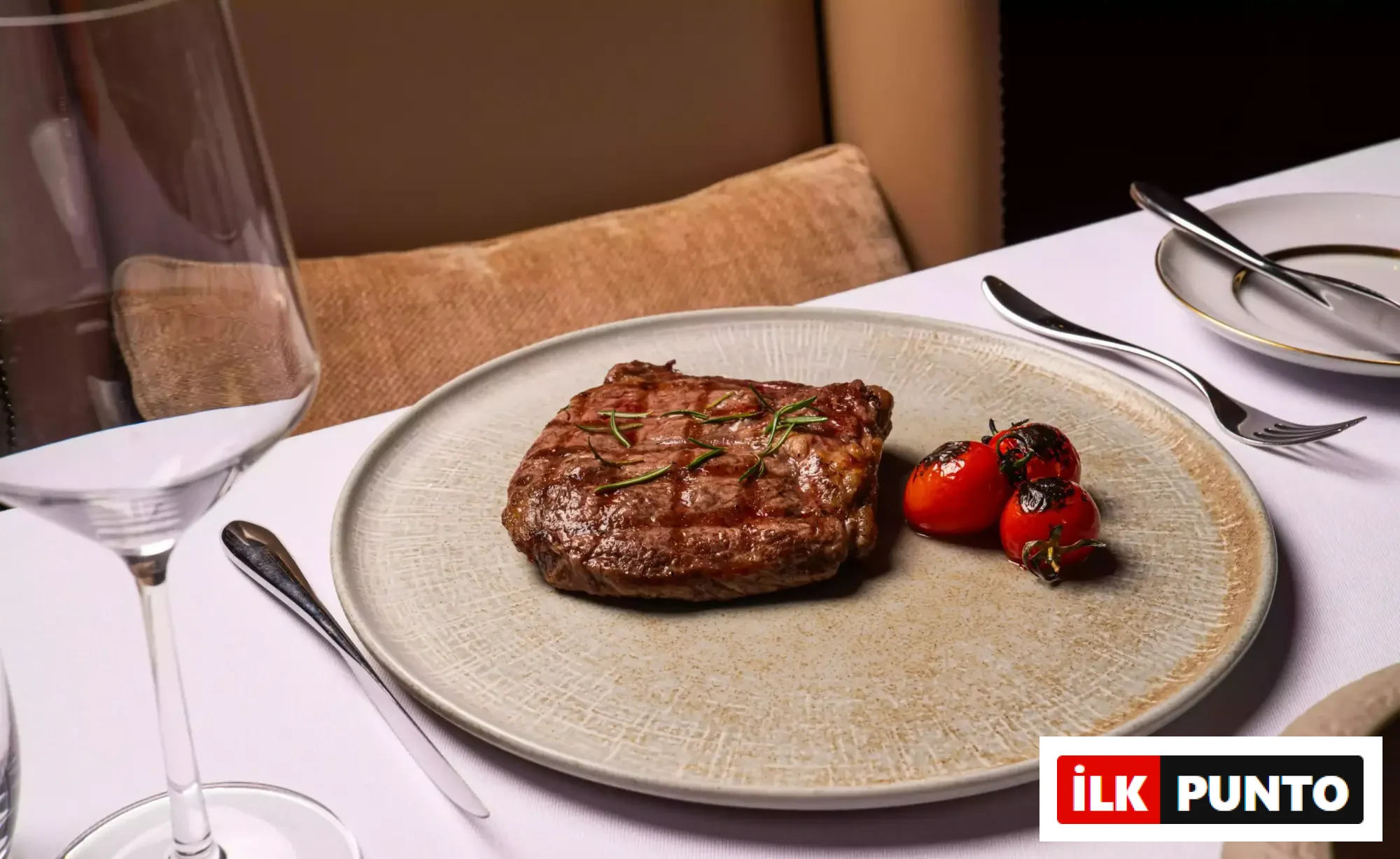 Izgara rib eye steak ve köz domates sunumu, JW Steakhouse – JW Marriott Hotel Ankara